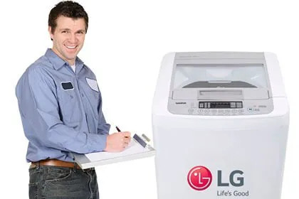 Tecnico sorridente in camice accanto a una lavatrice LG bianca con logo Life’s Good.