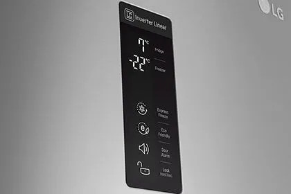 Display nero di un frigorifero LG con pulsanti e icone, sulla porta grigia.