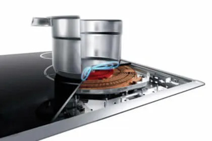 Piano cottura a induzione LG con componenti interni, cavi e due contenitori metallici su sfondo bianco.