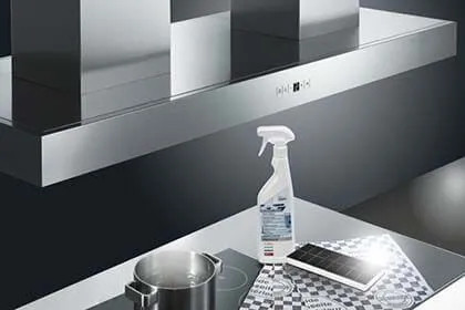 Cappa LG sopra un piano cottura in una cucina moderna.