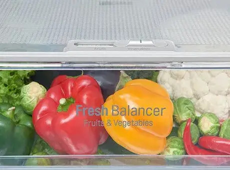 Vaschetta trasparente di un frigorifero LG con verdure fresche, cartellino “Fresh Balancer” e peperoni rossi e gialli.